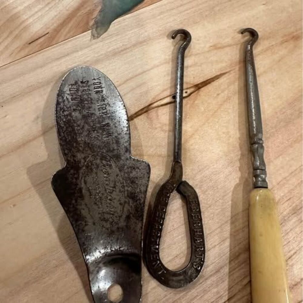 LOT- vintage shoe horn and button hooks- 2 with advertising- treadeasy and eberh